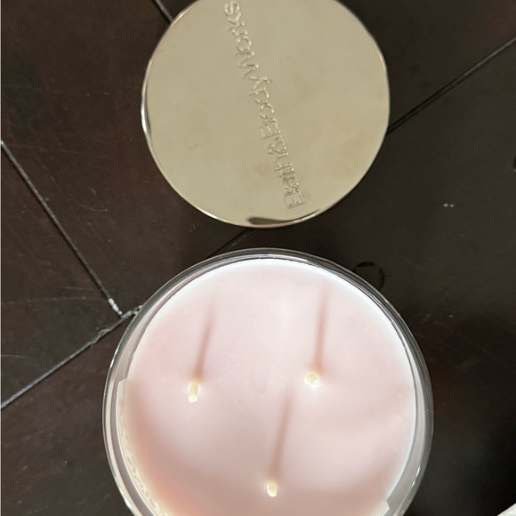 Bath & Body Works Pure Wonder Candle - Silver and White - Picture 2 of 3